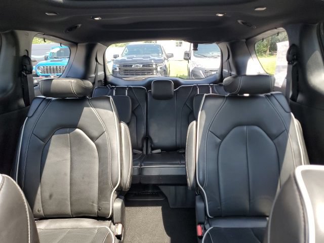 Used 2025 Chrysler Pacifica Limited FWD image 13