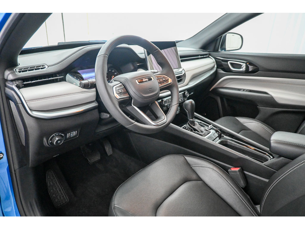 Used 2025 Jeep Compass Limited w/ Sun & Sound Group AWD/4WD image 11