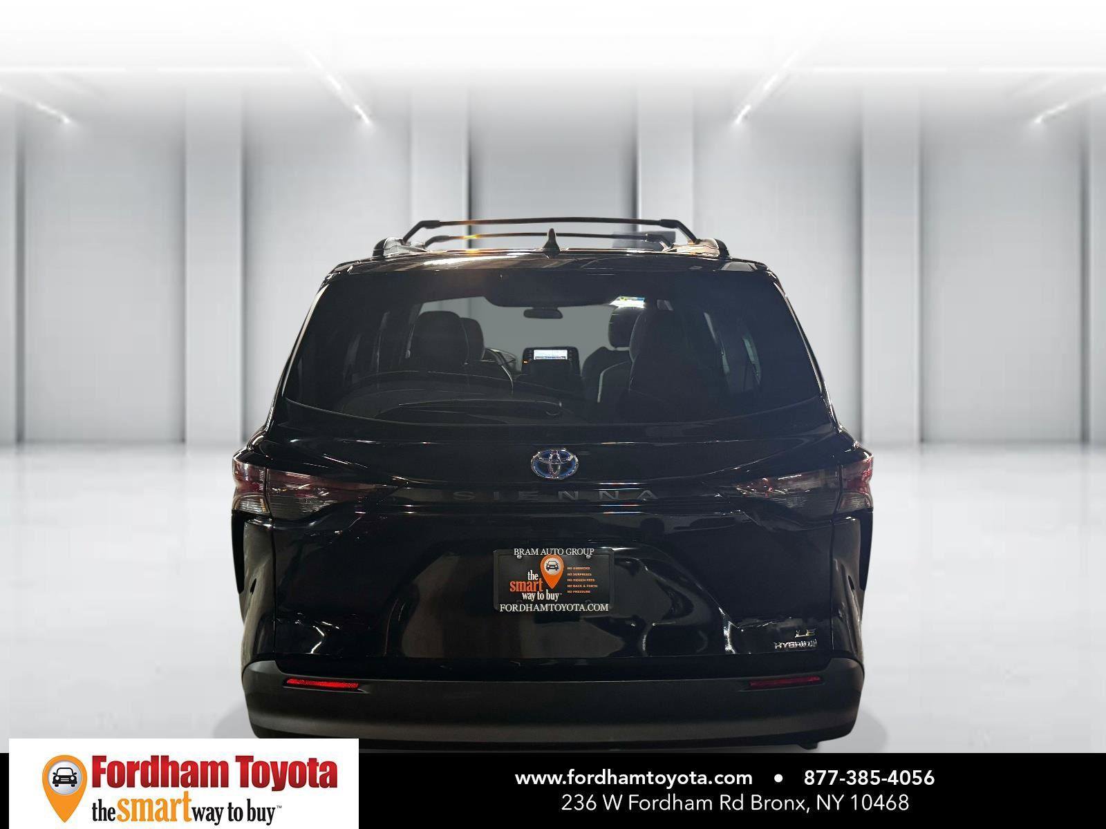 Used 2024 Toyota Sienna LE FWD image 6
