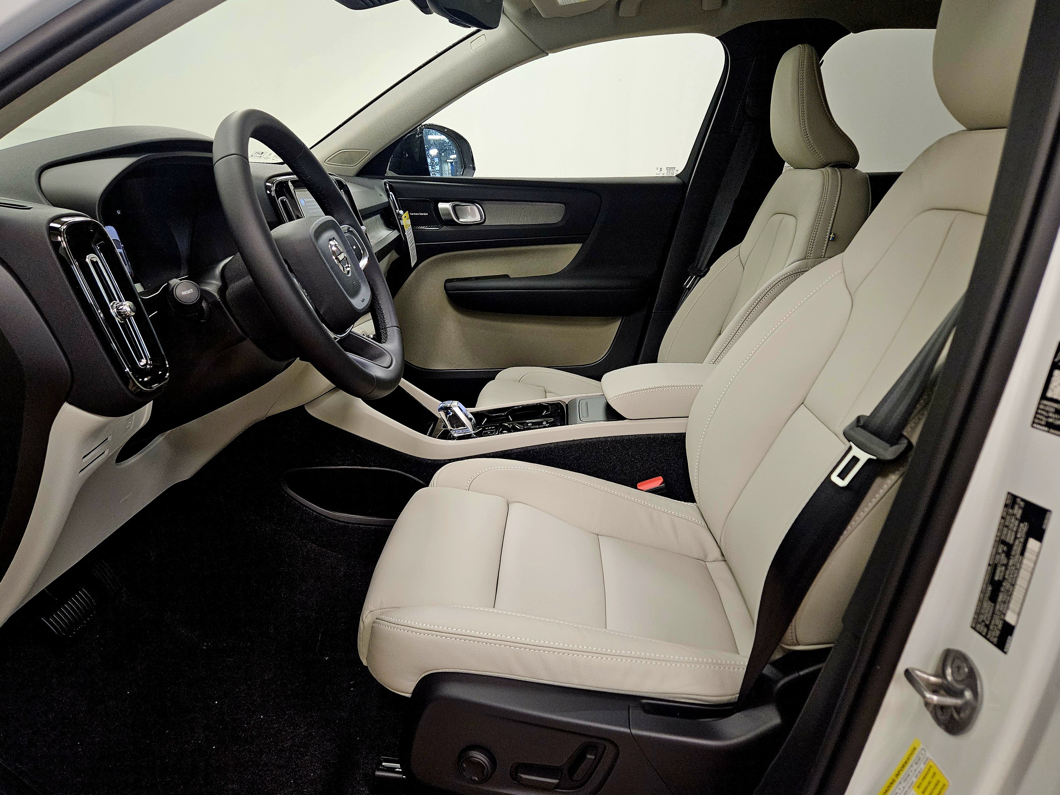 New 2026 Volvo XC40 B5 Ultra w/ Climate Package AWD/4WD image 10