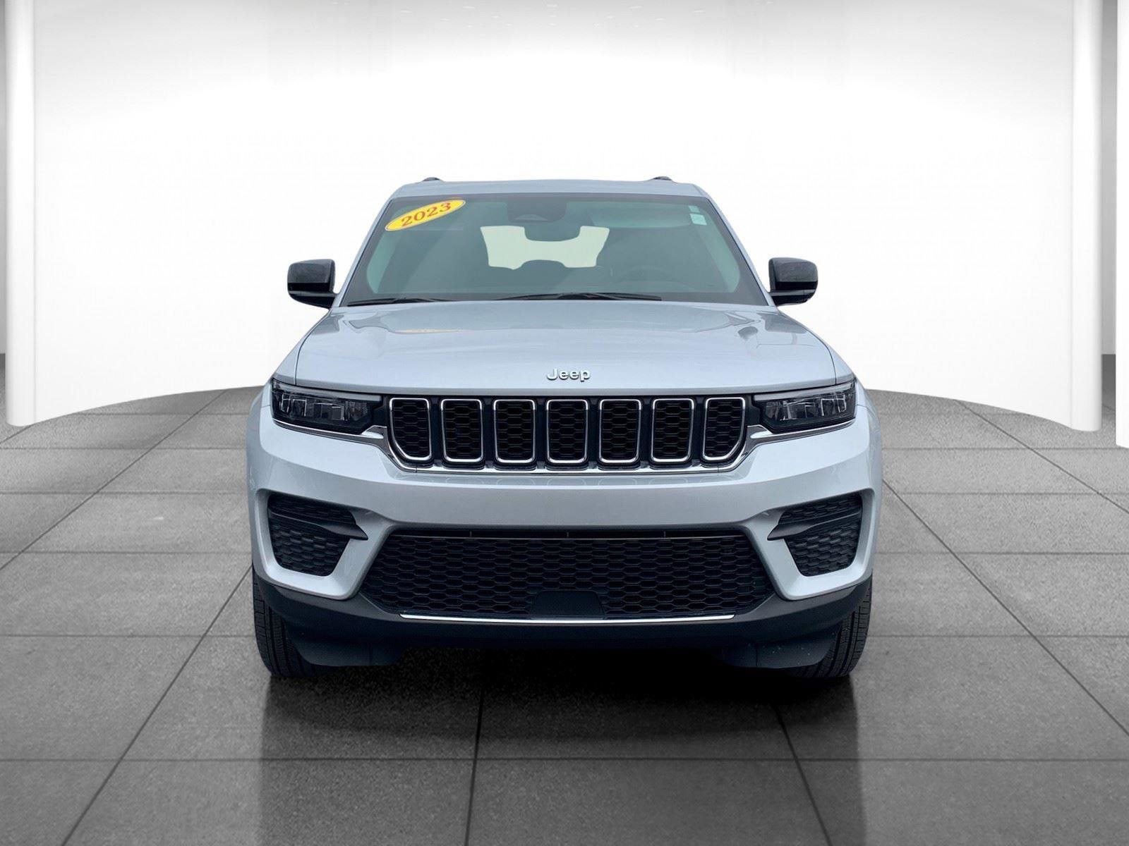 Used 2023 Jeep Grand Cherokee Laredo X image 2