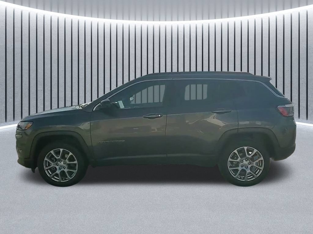 Used 2023 Jeep Compass Latitude AWD/4WD image 17