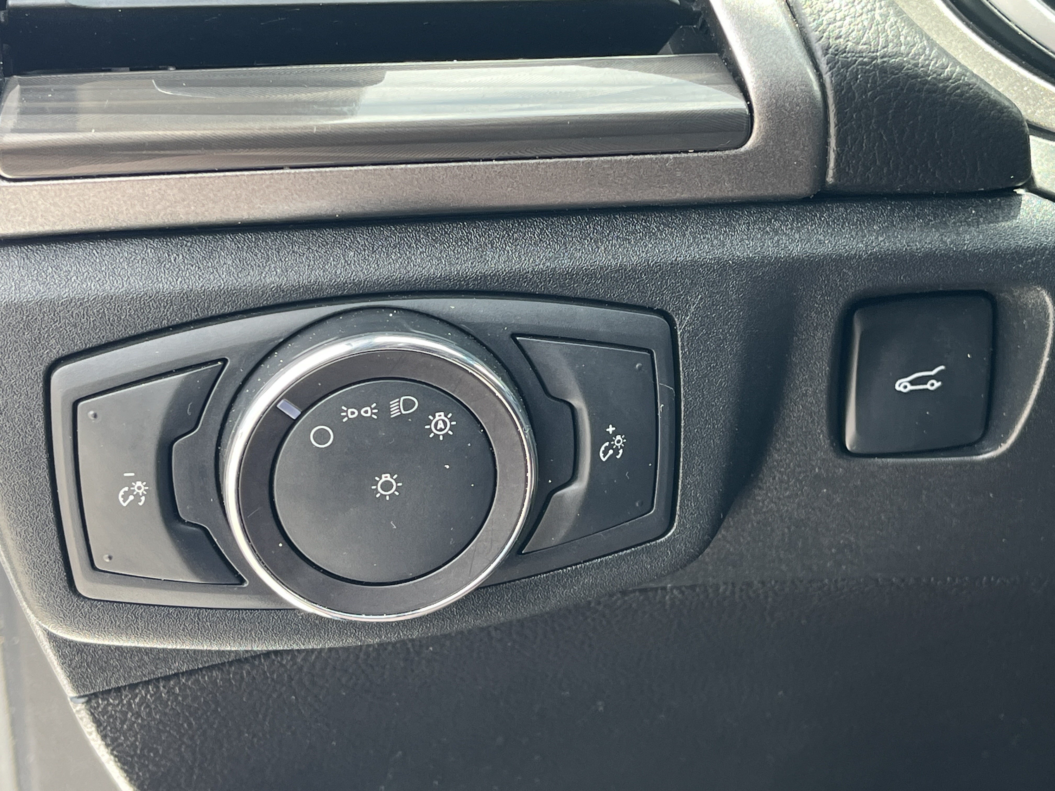 Used 2019 Ford Fusion SEL FWD image 14