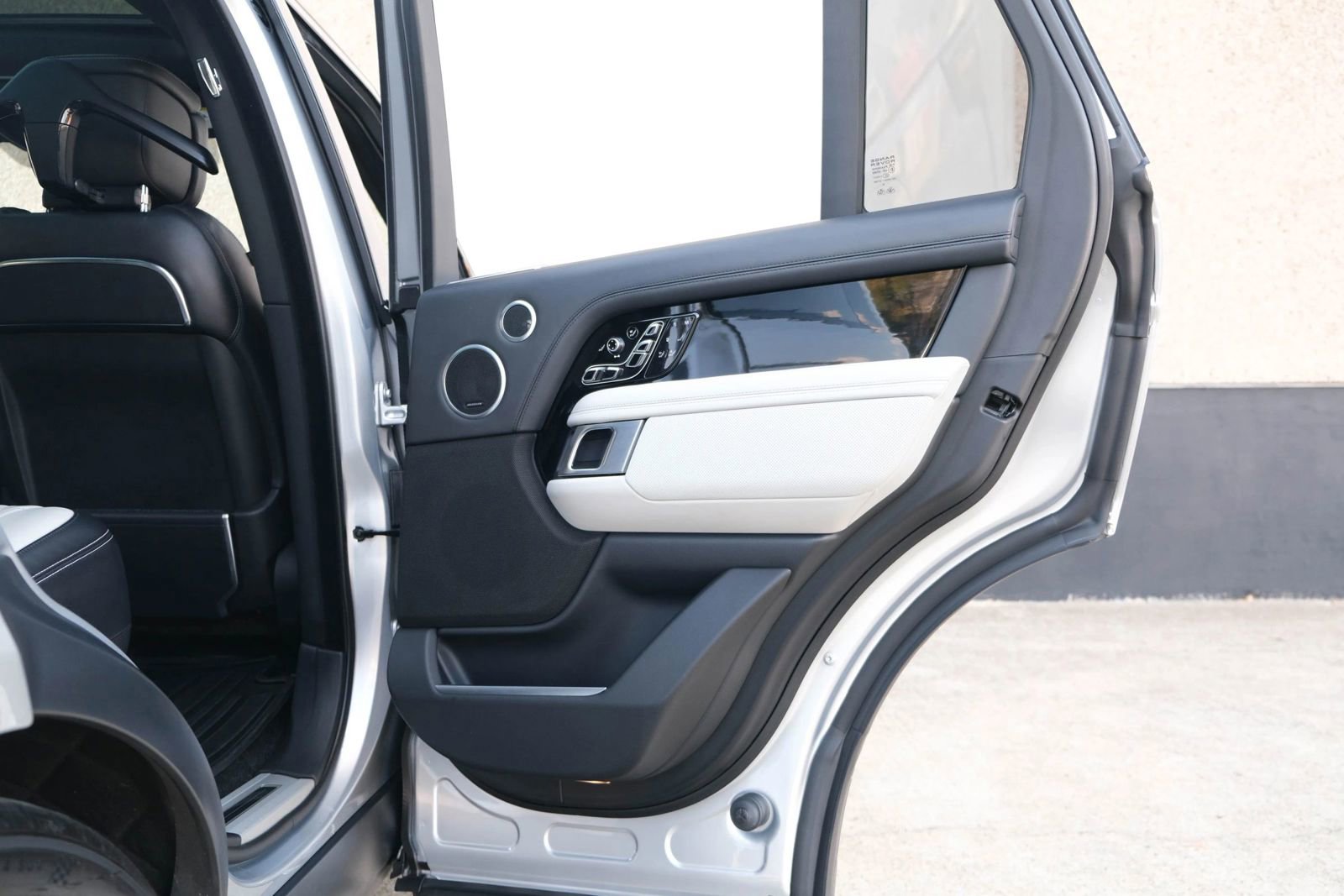 Used 2020 Land Rover Range Rover SV Autobiography Dynamic image 30