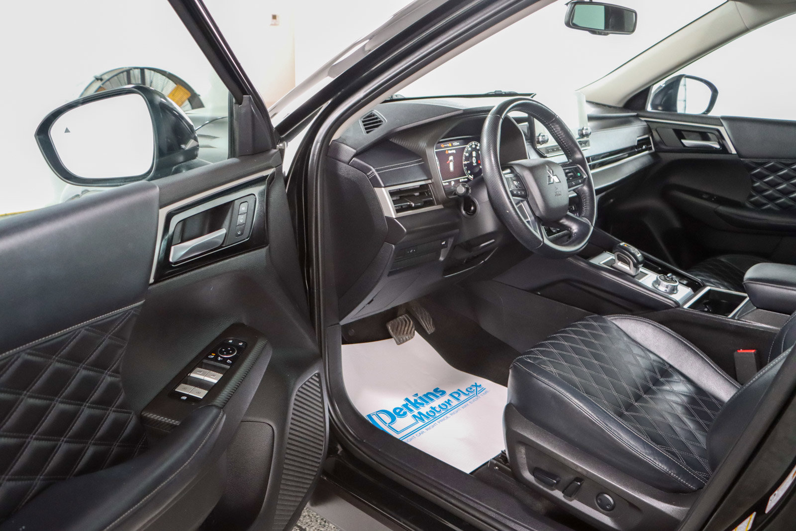 Used 2023 Mitsubishi Outlander SEL image 3