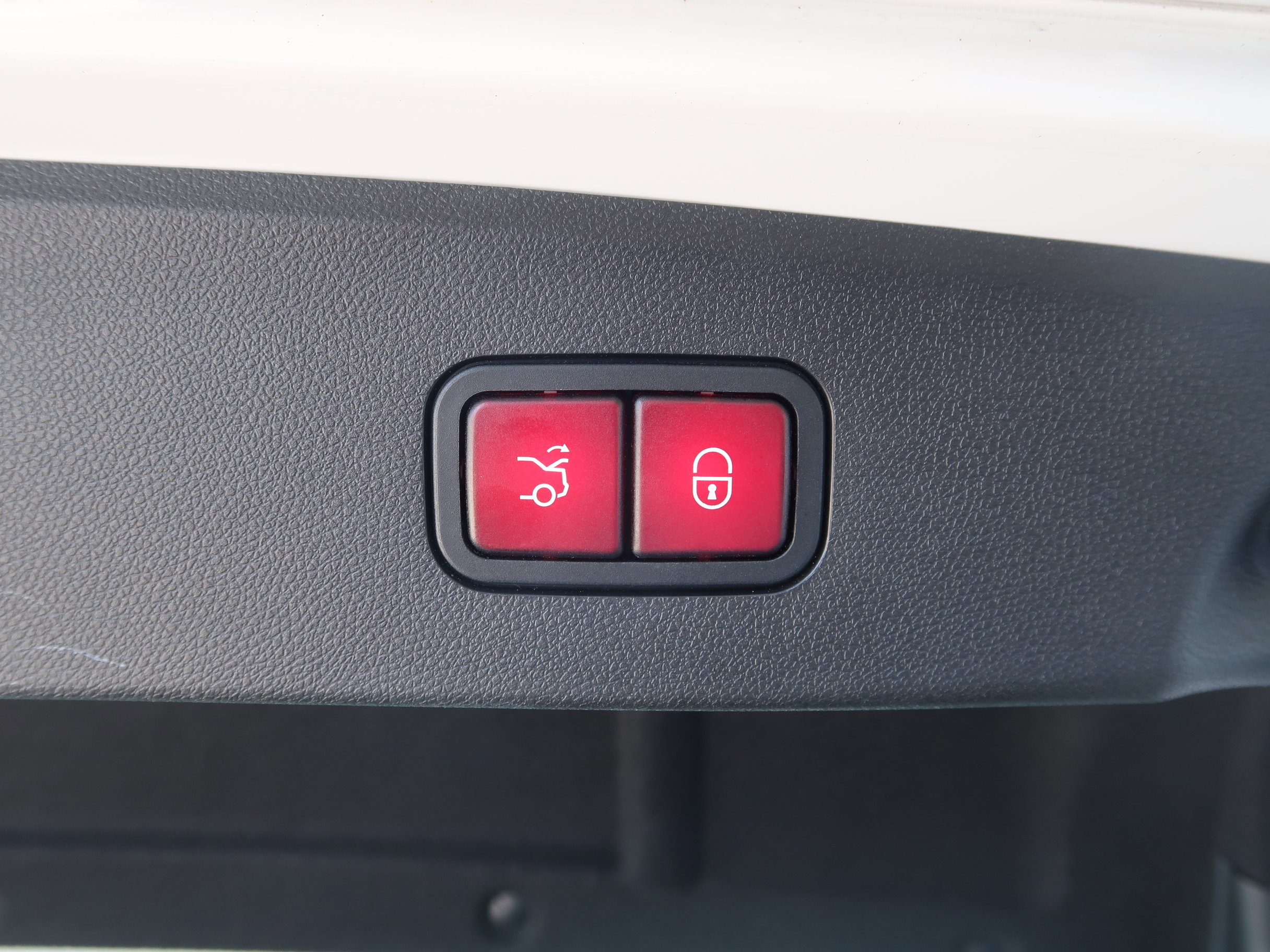 Used 2014 Mercedes-Benz E 550 4MATIC Sedan image 45