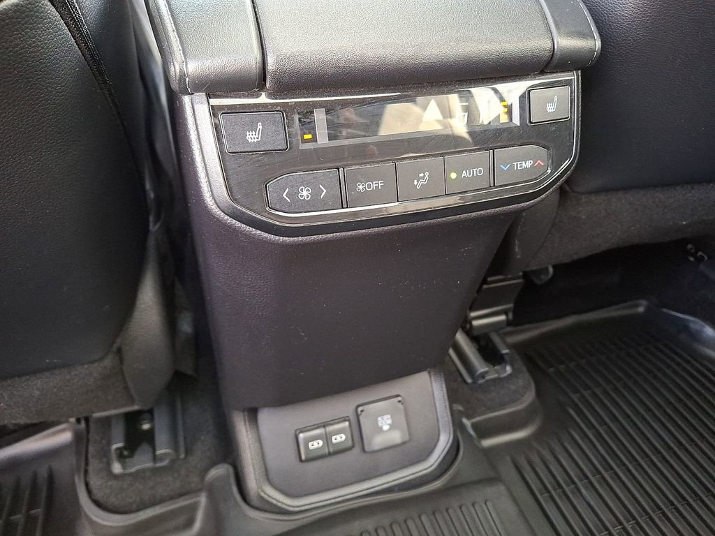 Used 2024 Toyota Highlander Platinum AWD/4WD image 11
