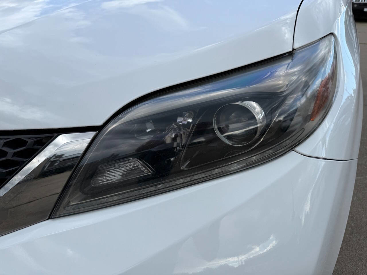 Used 2017 Toyota Sienna SE Premium image 18