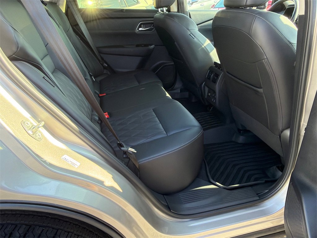 Used 2025 Nissan Rogue Platinum w/ Platinum Premium Package image 15