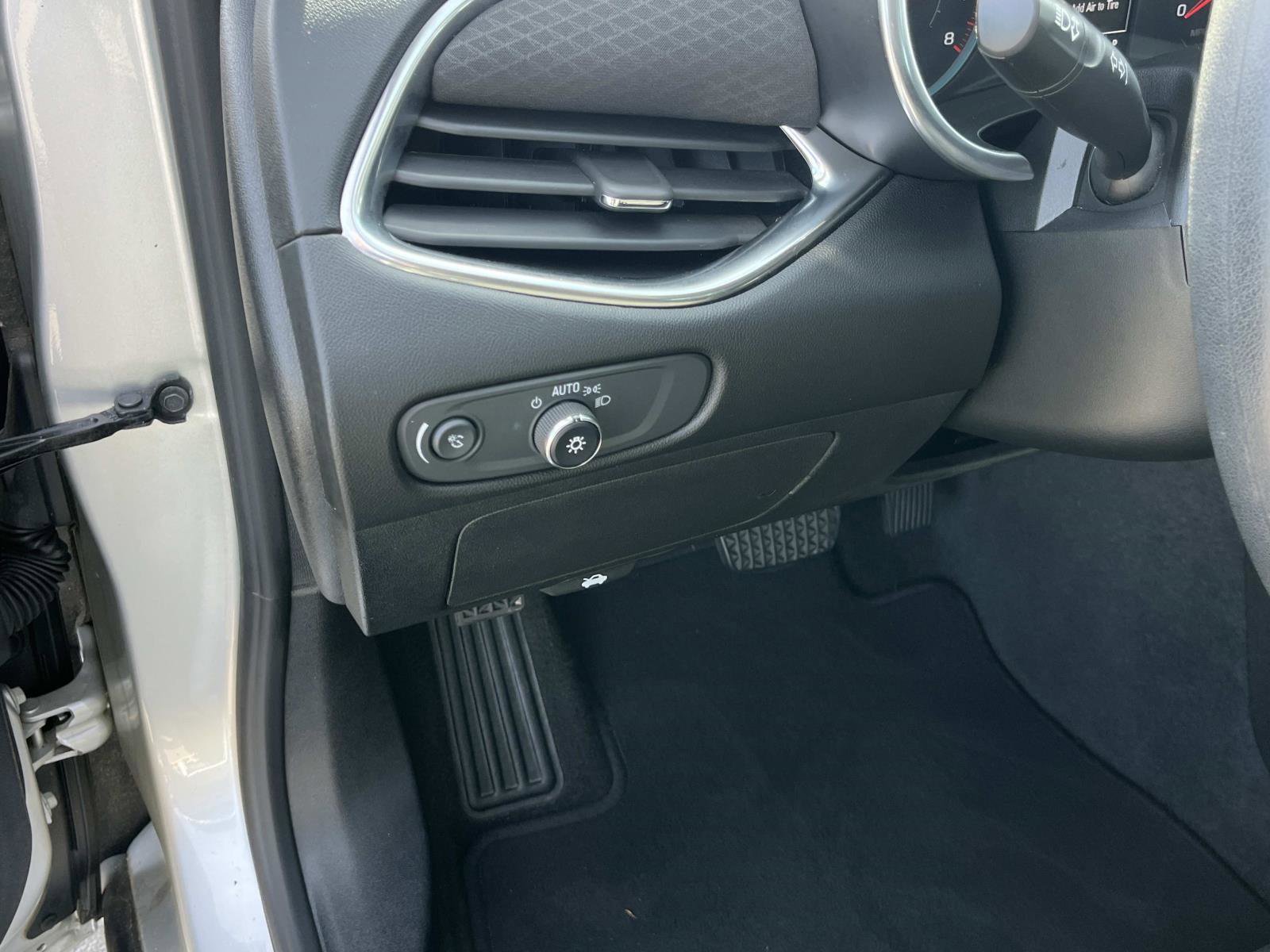 Used 2021 Chevrolet Malibu LT FWD image 28