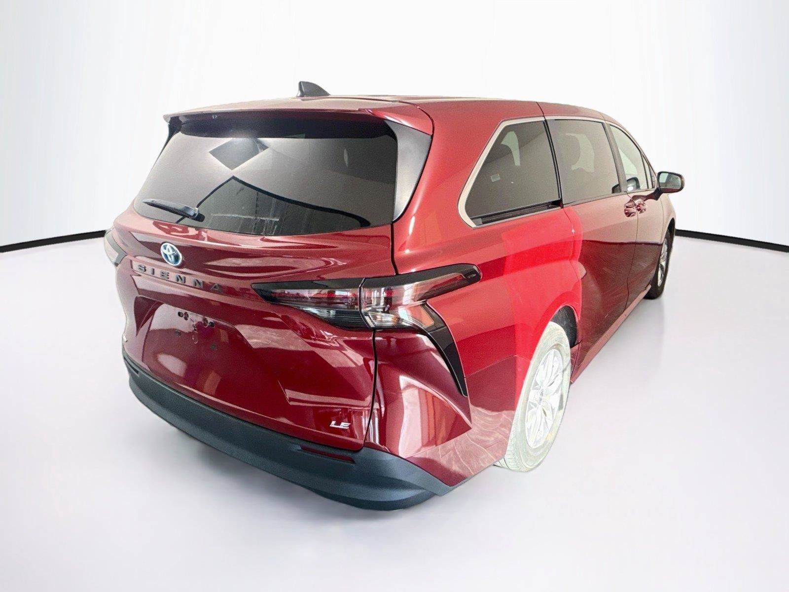 Used 2025 Toyota Sienna LE FWD image 6