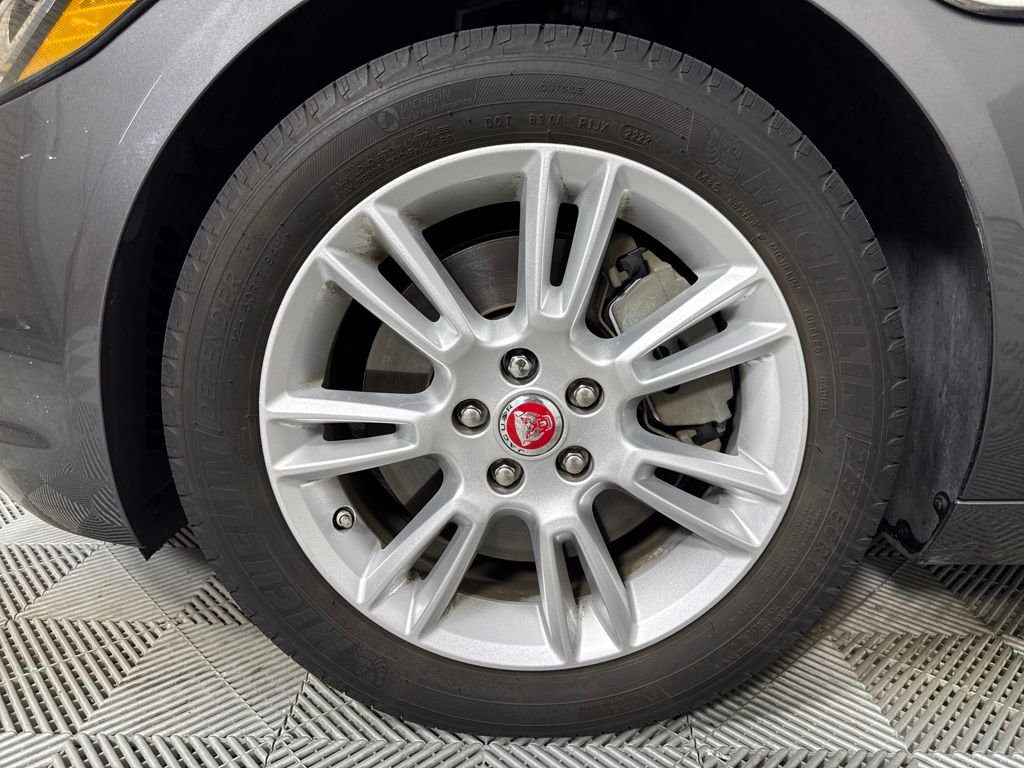 Used 2017 Jaguar XE Premium image 18