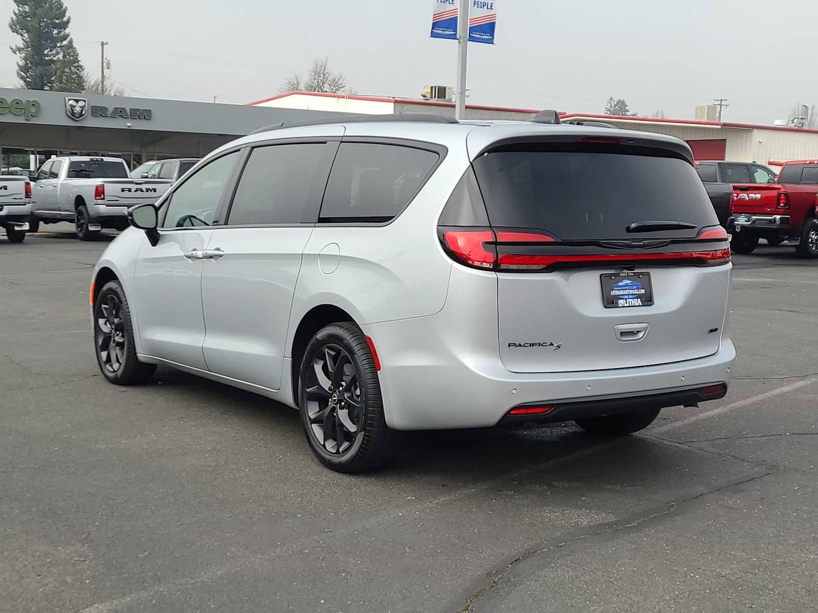 New 2026 Chrysler Pacifica Select w/ S Appearance Package image 12