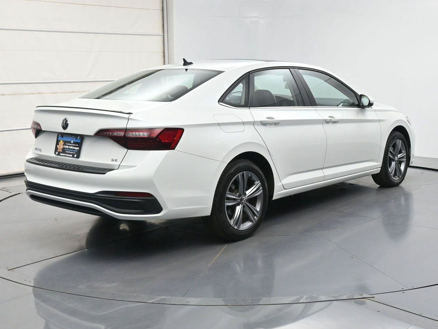 Used 2023 Volkswagen Jetta SE w/ Panoramic Sunroof Package FWD image 25