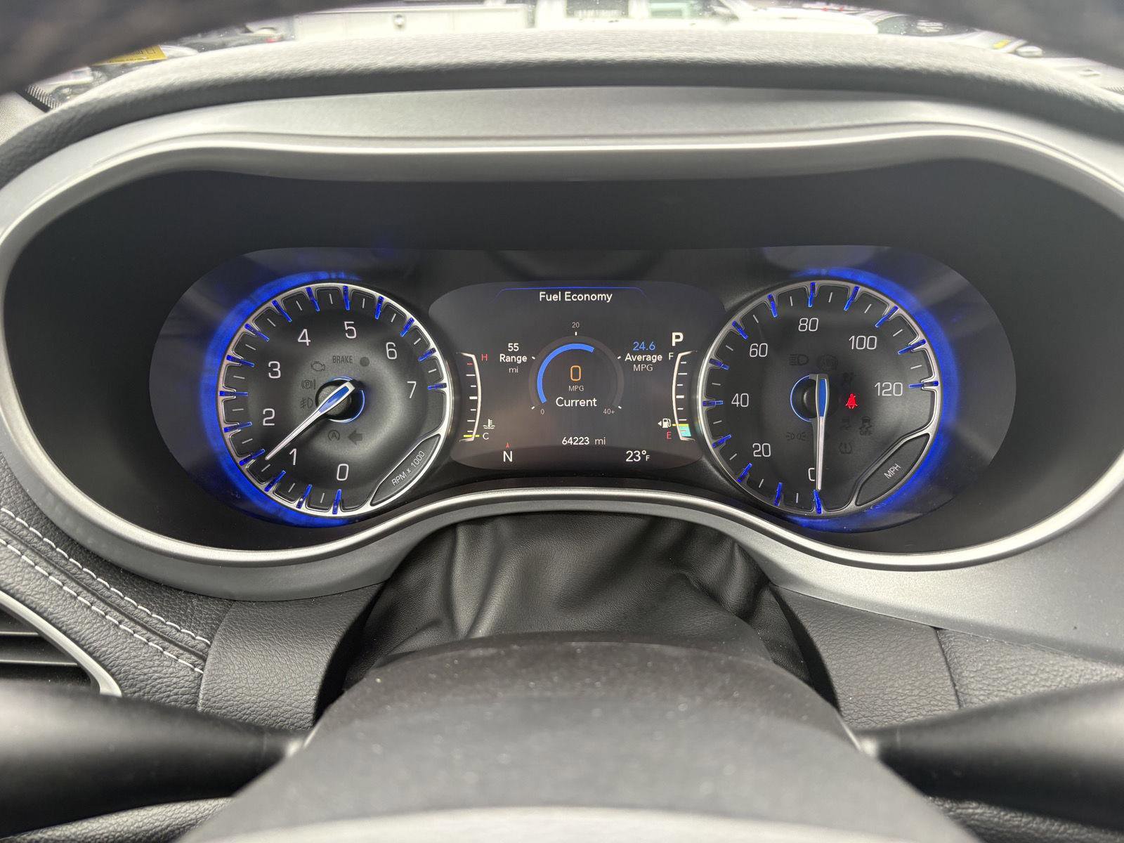 Used 2023 Chrysler Pacifica Touring image 10