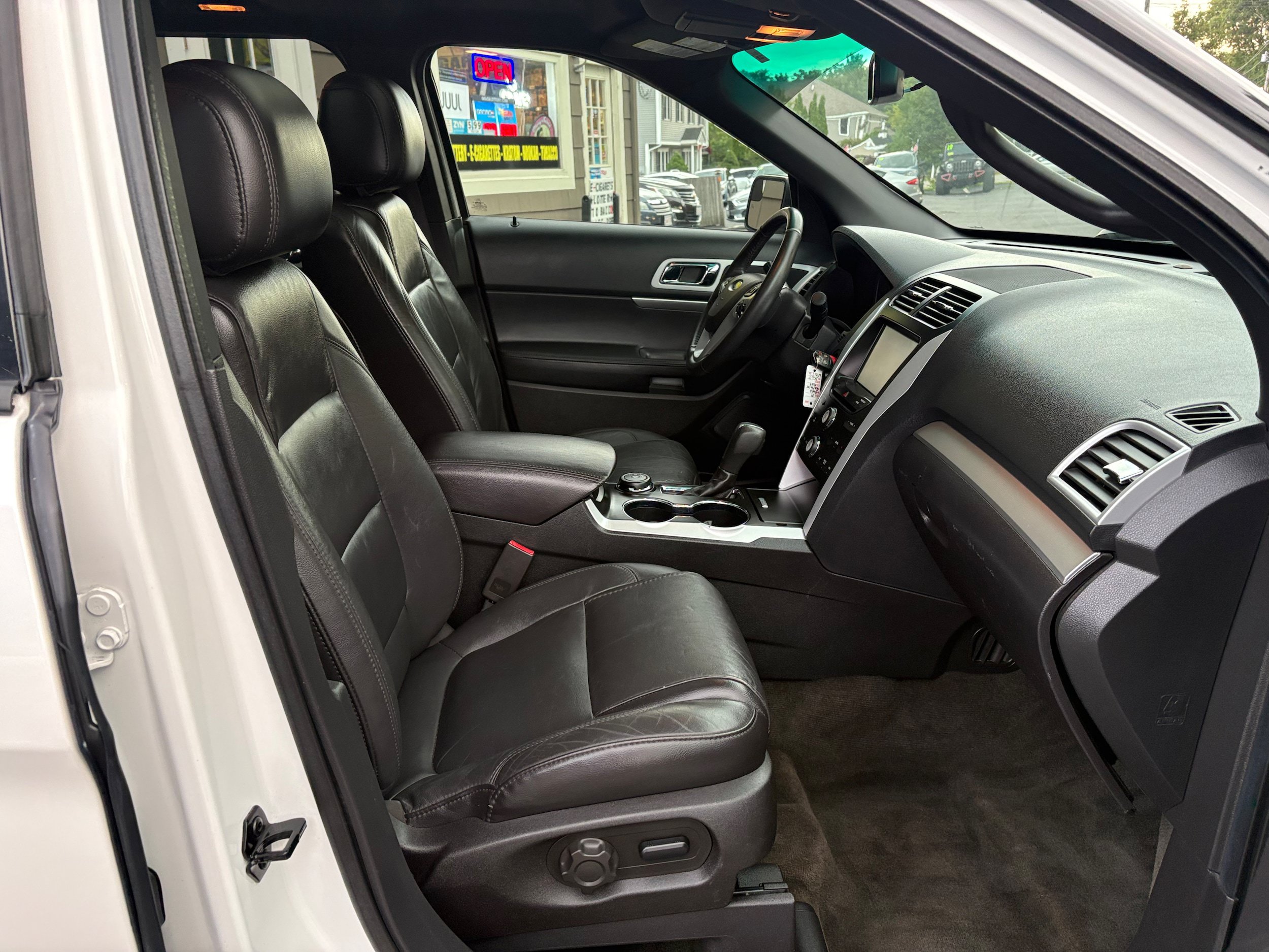 Used 2014 Ford Explorer XLT w/ Equipment Group 202A AWD/4WD image 27