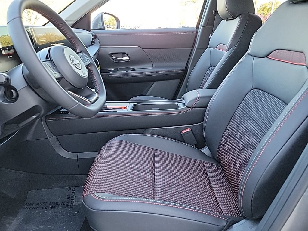 Certified 2025 Nissan Kicks SR FWD image 13