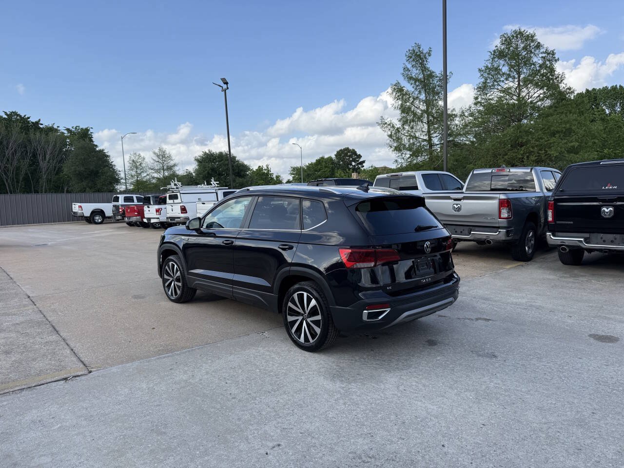 Used 2023 Volkswagen Taos SE FWD image 4