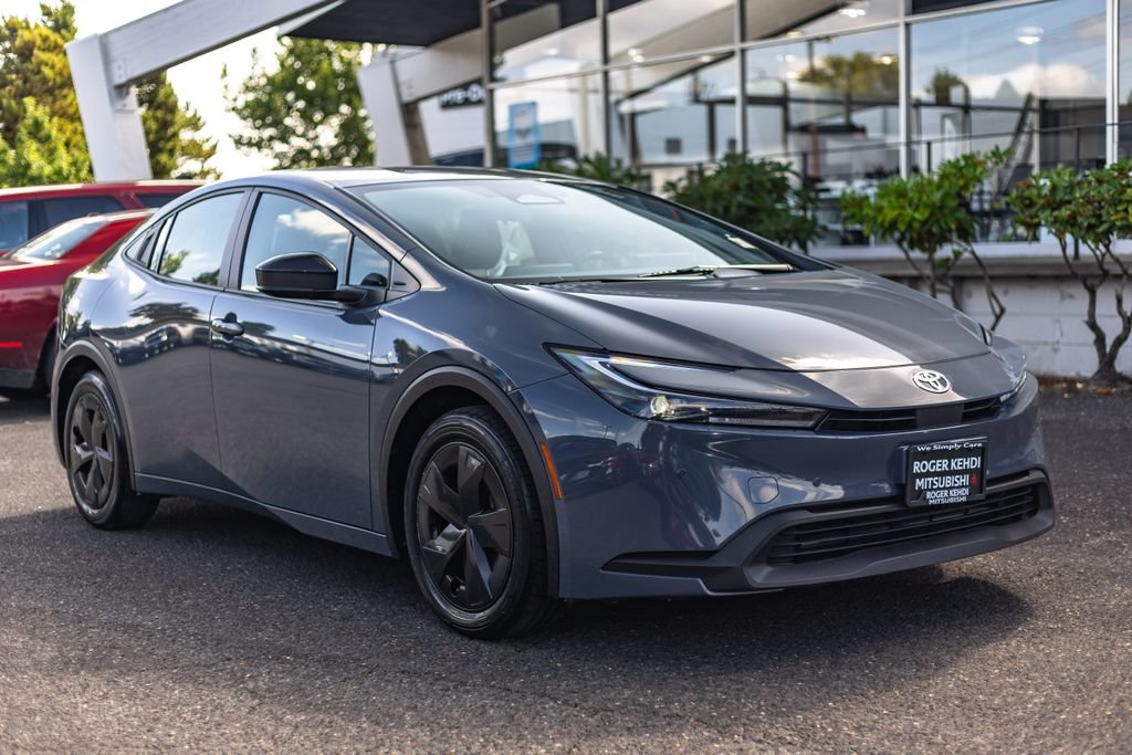 Used 2025 Toyota Prius LE FWD image 6