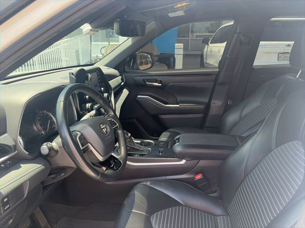 Used 2022 Toyota Highlander XSE FWD image 13