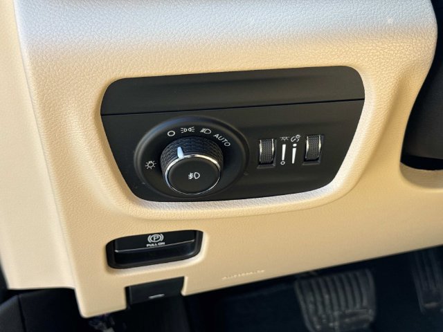 Used 2023 Jeep Grand Cherokee L Limited w/ Luxury Tech Group II AWD/4WD image 33