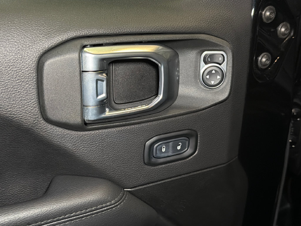 Used 2022 Jeep Wrangler Unlimited Sahara AWD/4WD image 17