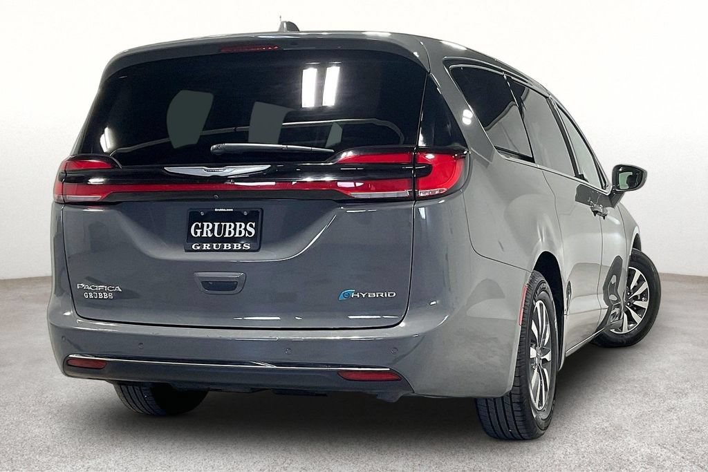 Used 2022 Chrysler Pacifica Touring-L FWD image 2