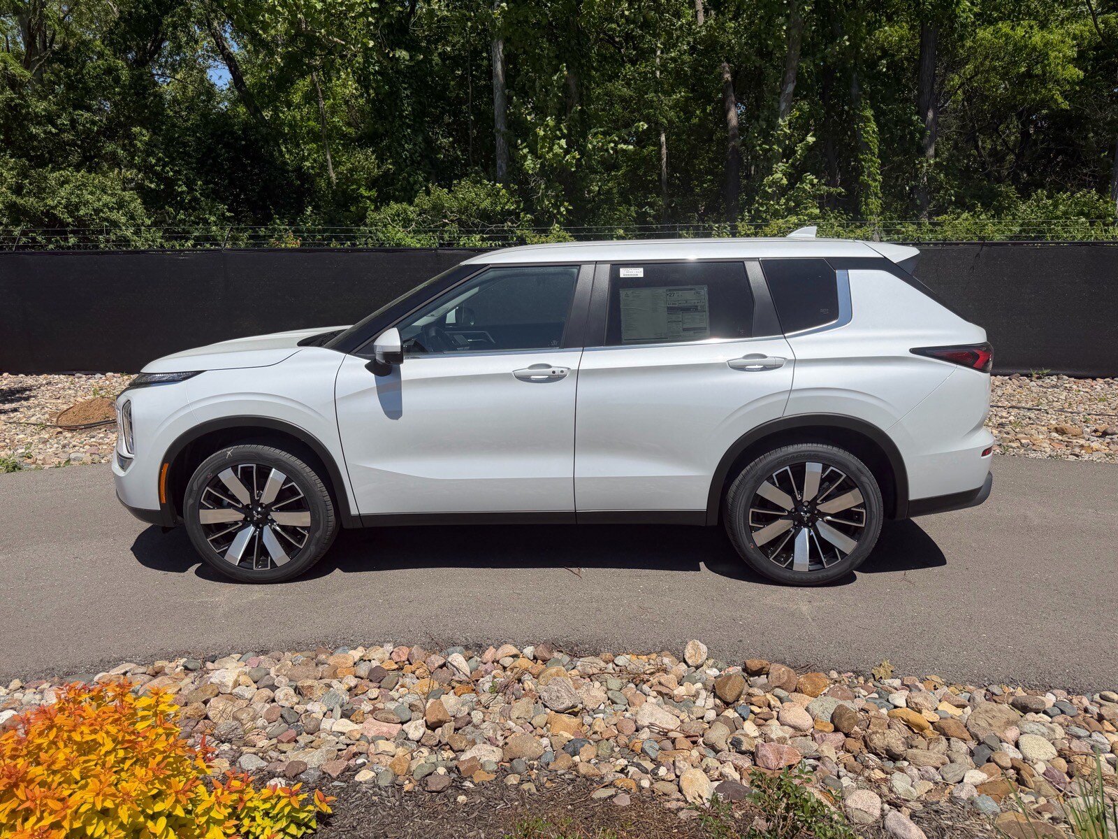New 2026 Mitsubishi Outlander SE AWD/4WD image 2