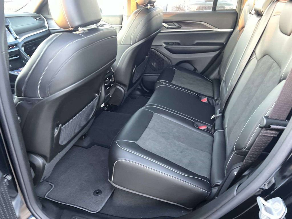 New 2026 Jeep Grand Cherokee Laredo image 6