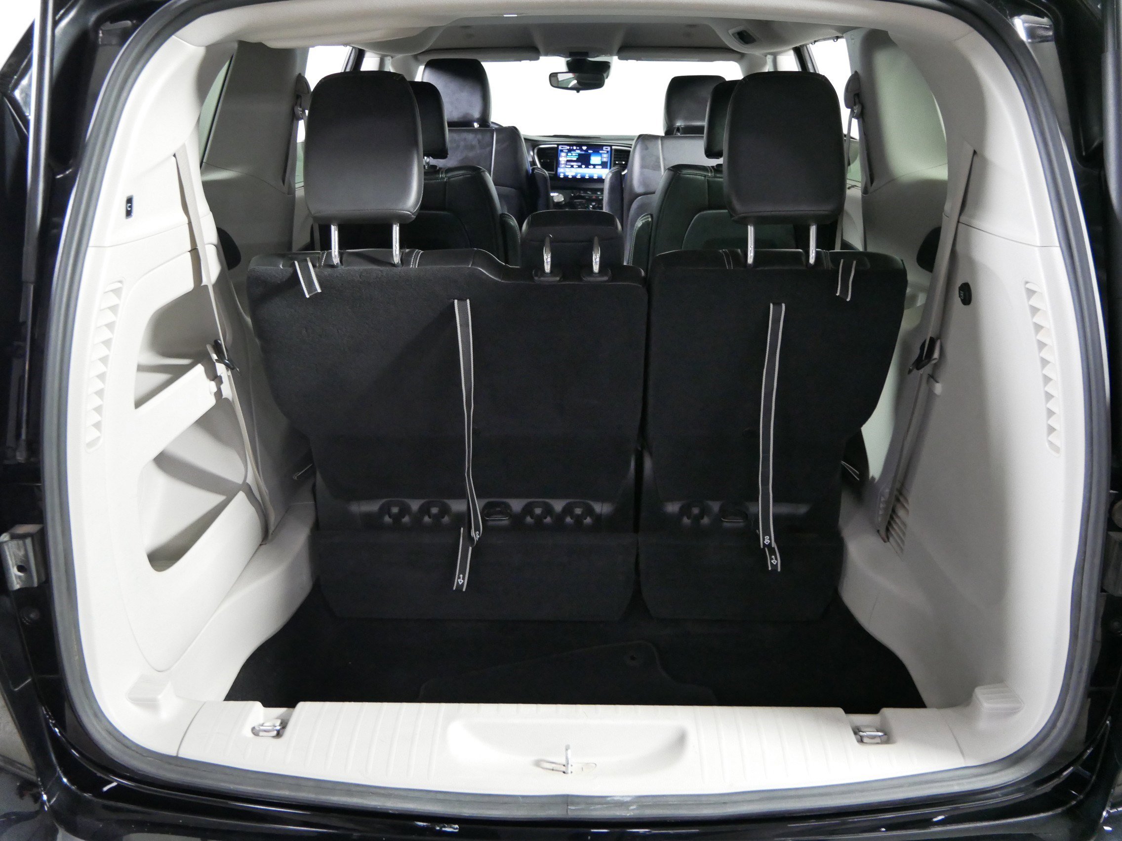 Used 2024 Chrysler Pacifica Touring-L image 18