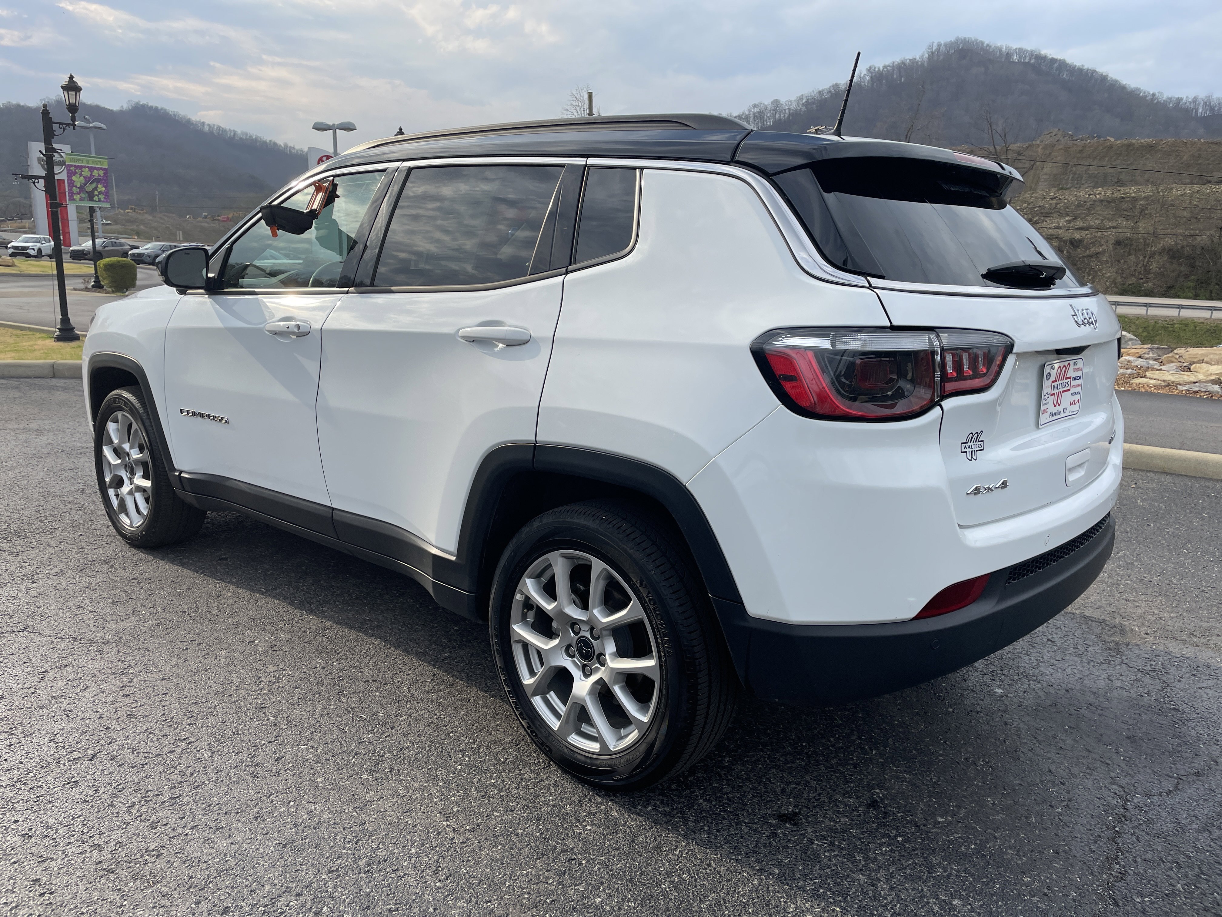 Used 2025 Jeep Compass Limited image 4