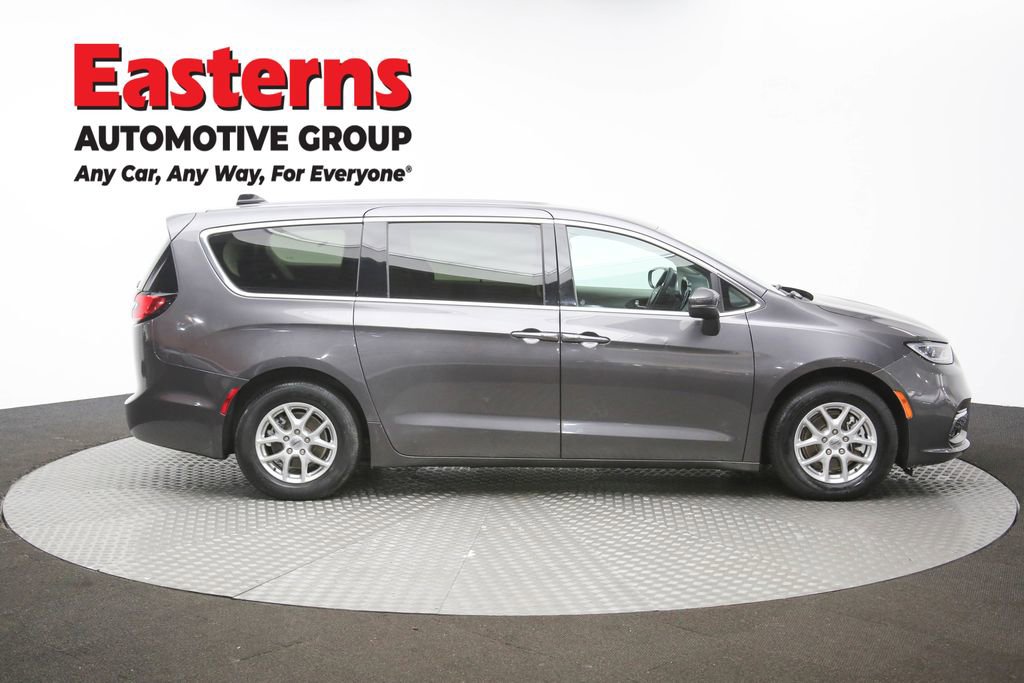 Used 2023 Chrysler Pacifica Touring-L FWD image 44