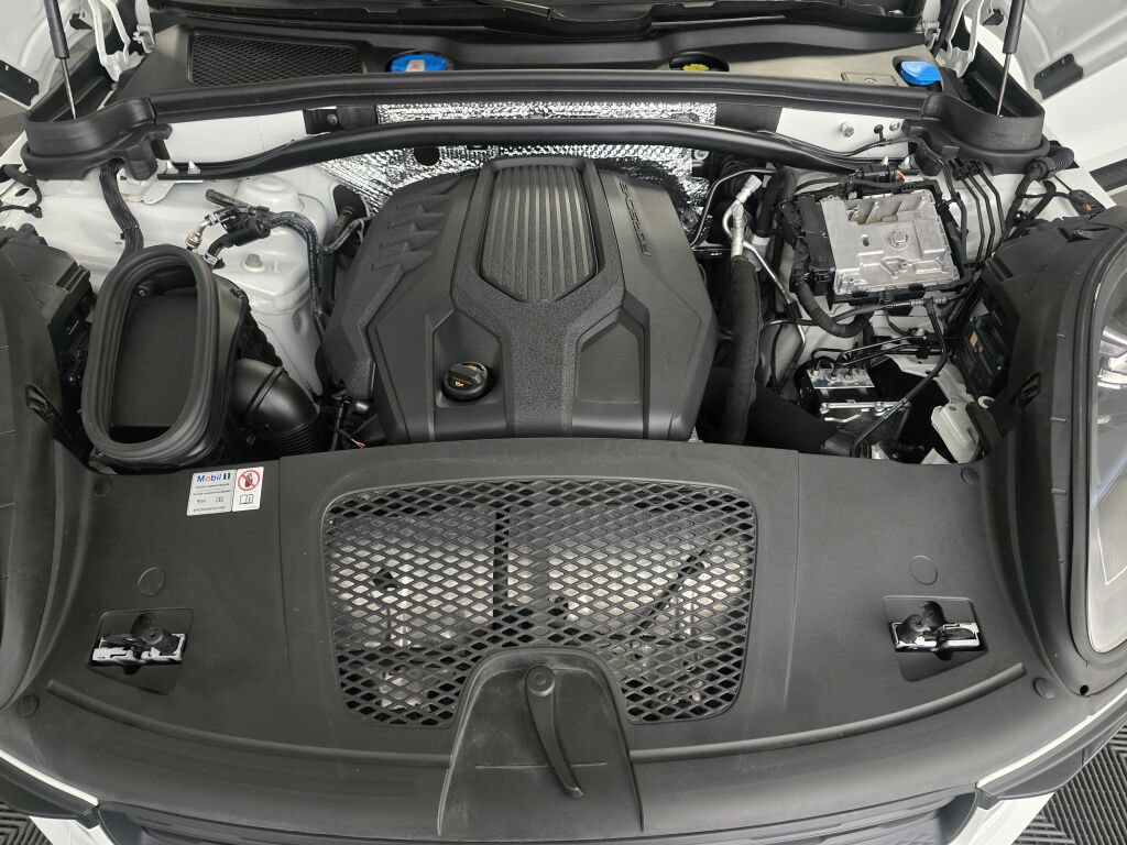 Certified 2024 Porsche Macan AWD/4WD image 11
