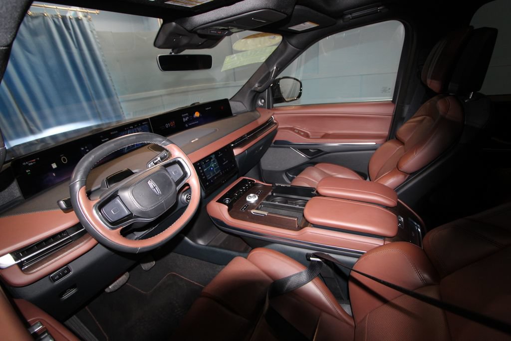 Used 2025 Lincoln Navigator L Reserve AWD/4WD image 2