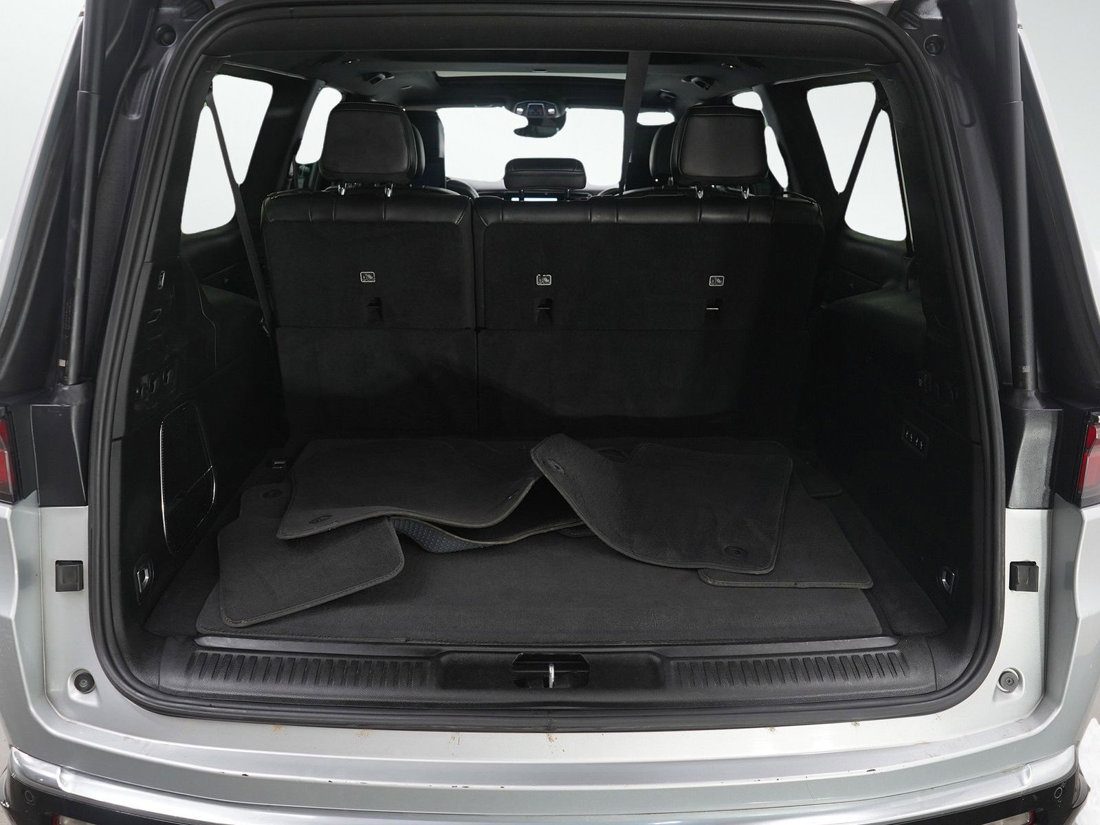 Used 2023 Jeep Wagoneer L Series II w/ Premium Group I image 9