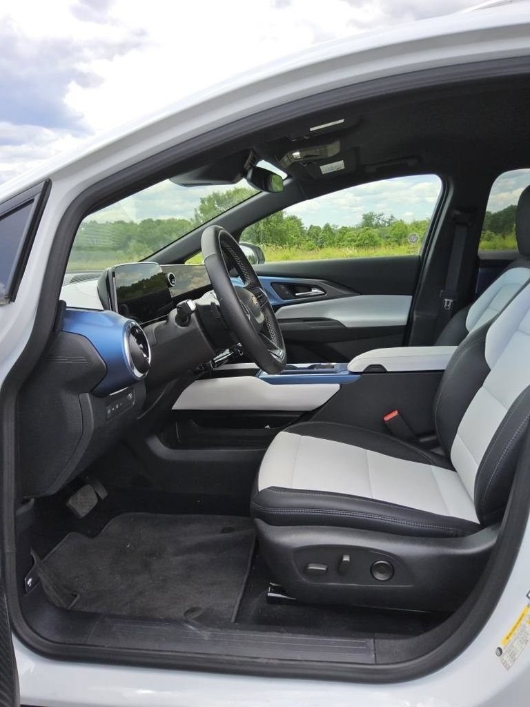 Used 2025 Chevrolet Equinox EV LT FWD image 8