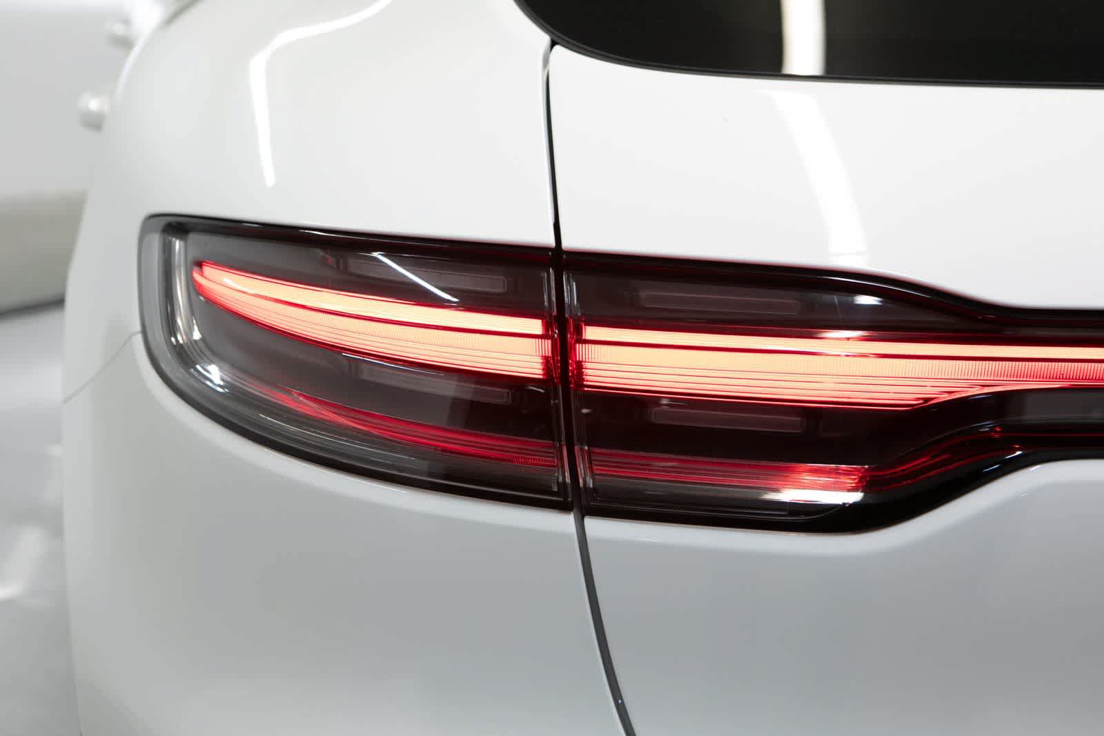 Certified 2025 Porsche Macan AWD/4WD image 35