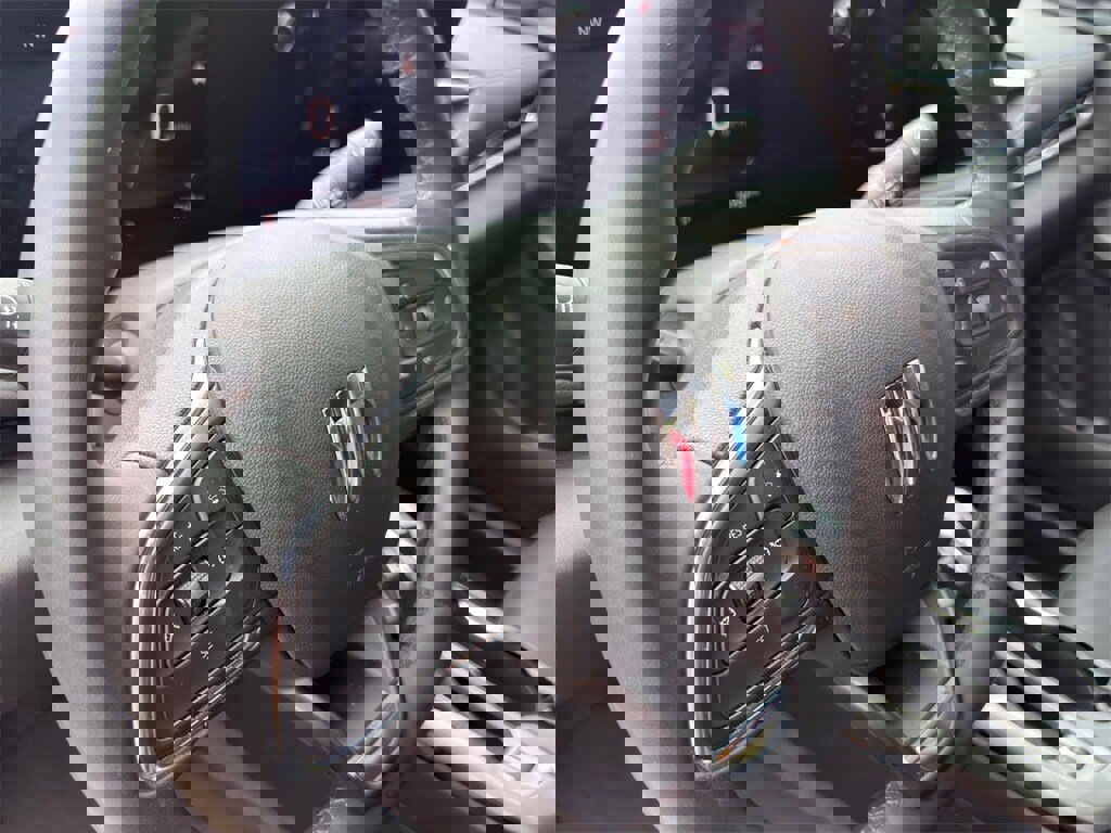 Used 2025 Buick Envista Sport Touring image 14