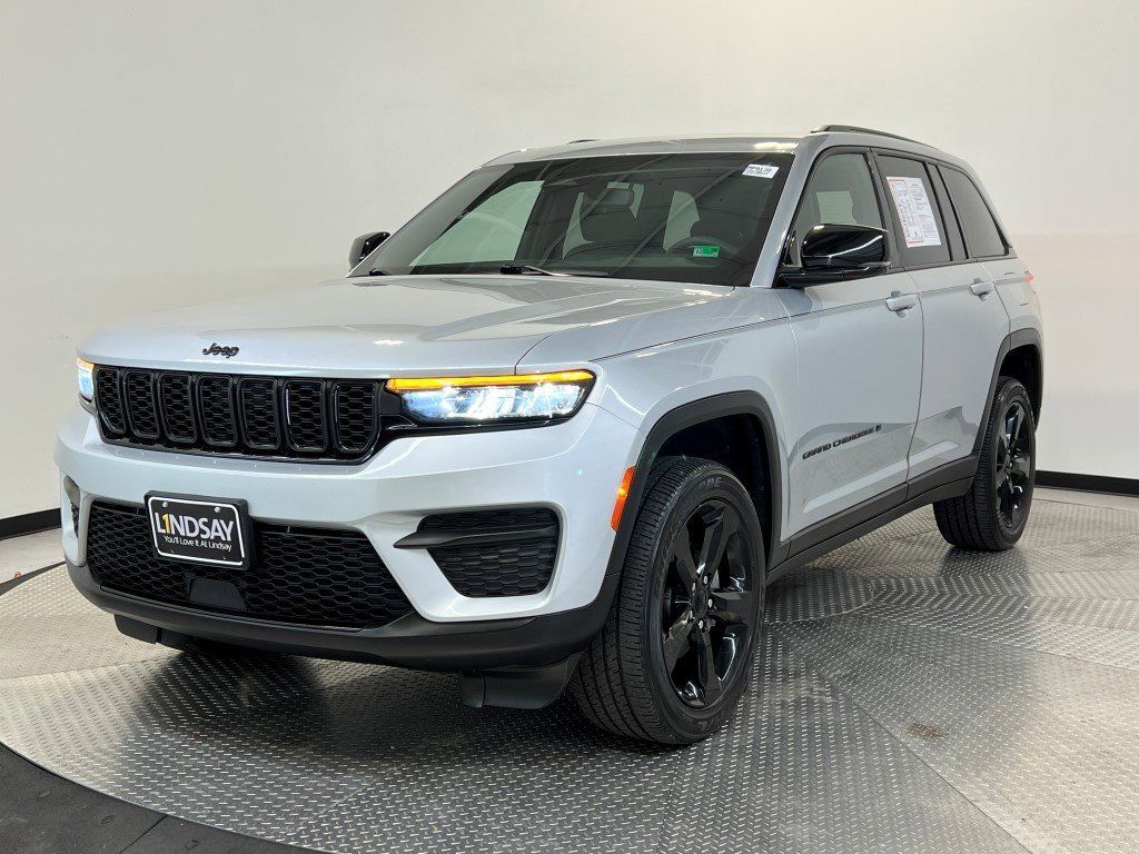 Certified 2023 Jeep Grand Cherokee Altitude image 3
