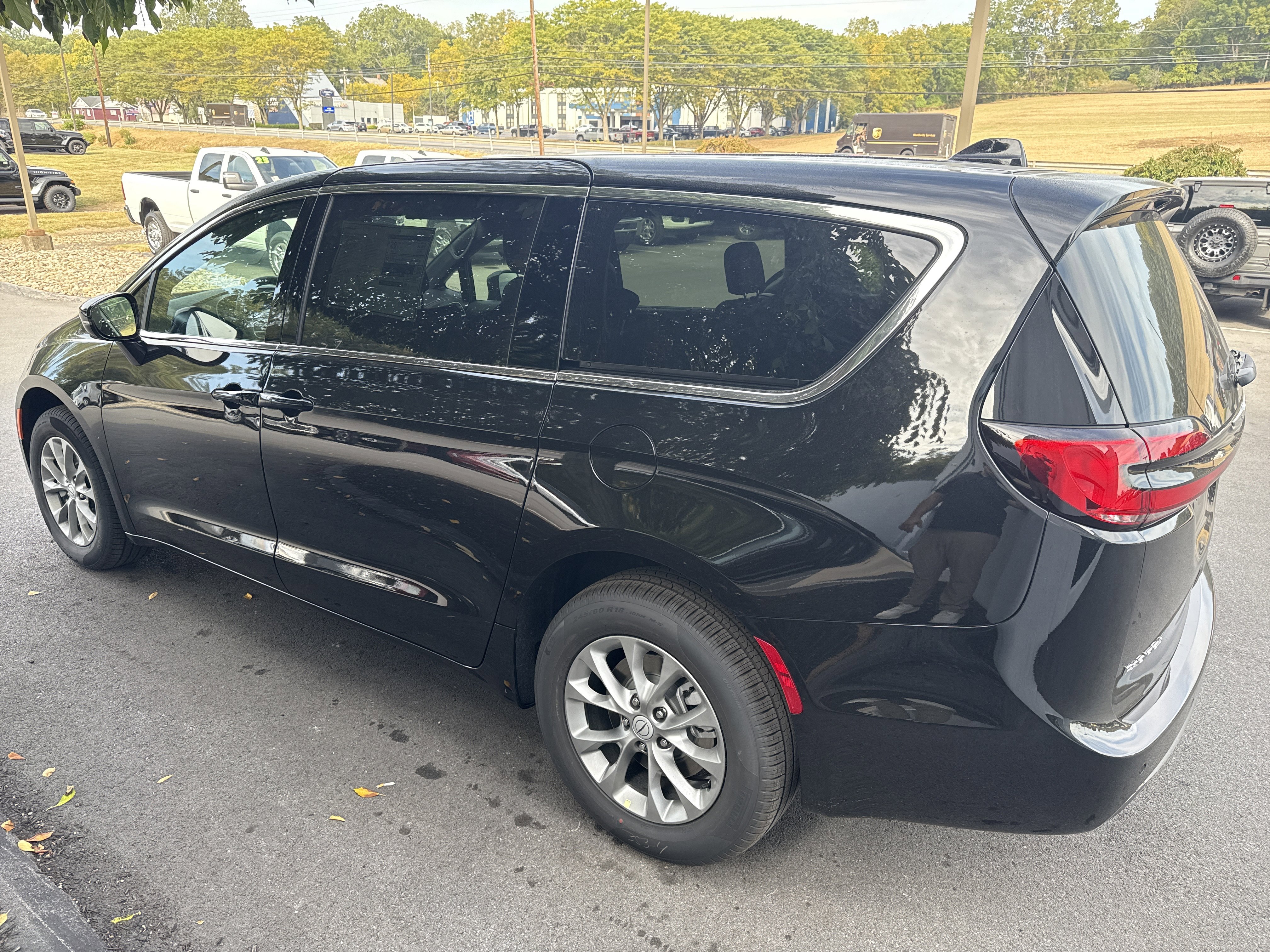 New 2026 Chrysler Pacifica Select image 6