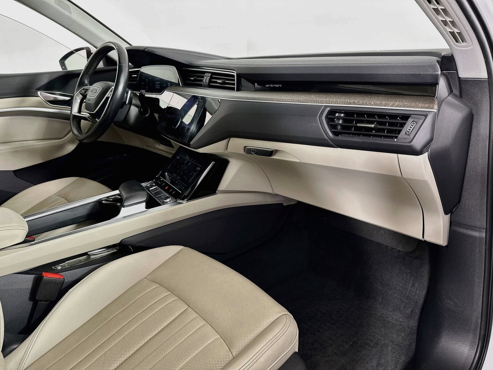 Used 2024 Audi Q8 e-tron Premium Plus AWD/4WD image 31