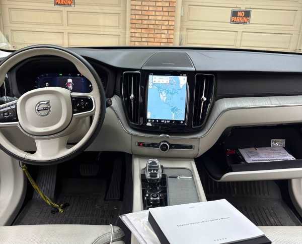 Used 2023 Volvo XC60 B5 Ultimate w/ Climate Package image 3