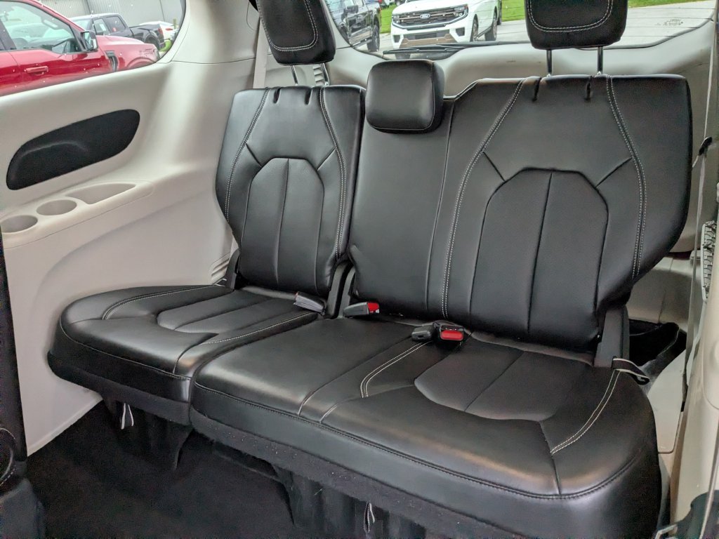 Used 2024 Chrysler Pacifica Touring-L FWD image 27