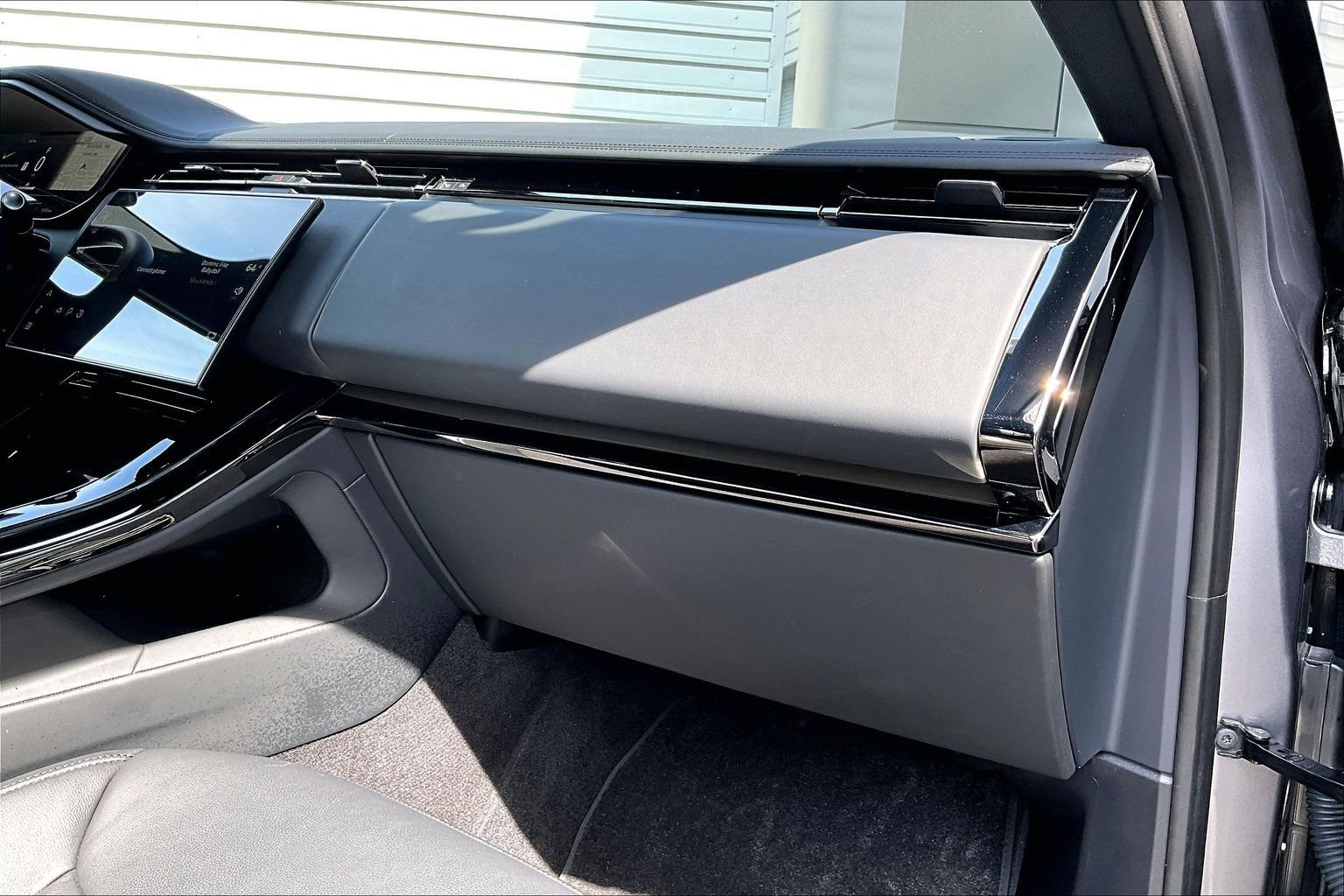 Used 2025 Land Rover Range Rover Sport image 16