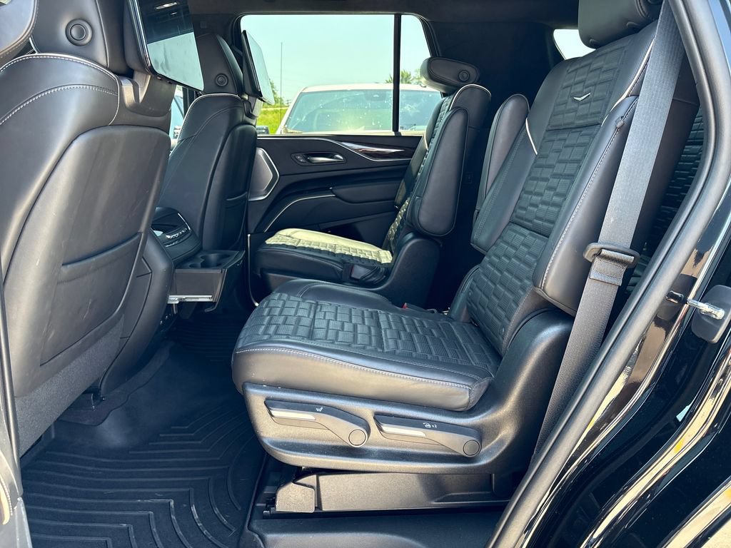 Used 2022 Cadillac Escalade Sport Platinum w/ LPO, ONYX Package AWD/4WD image 17