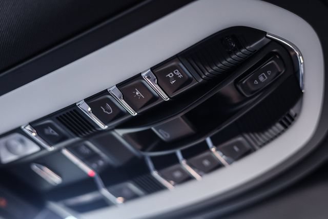 Used 2022 Porsche Macan AWD/4WD image 56