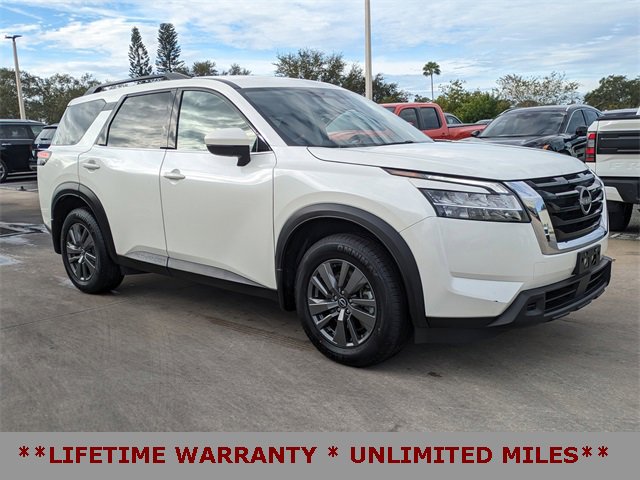 Used 2022 Nissan Pathfinder SV image 2