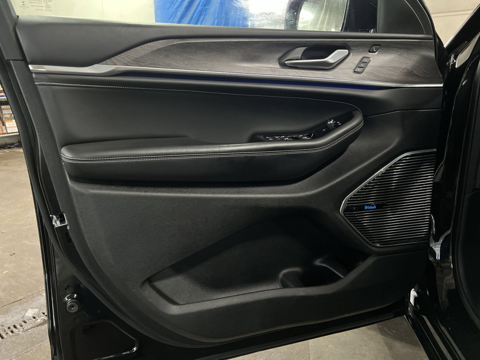 Used 2022 Jeep Grand Cherokee Overland w/ Luxury Tech Group IV image 14