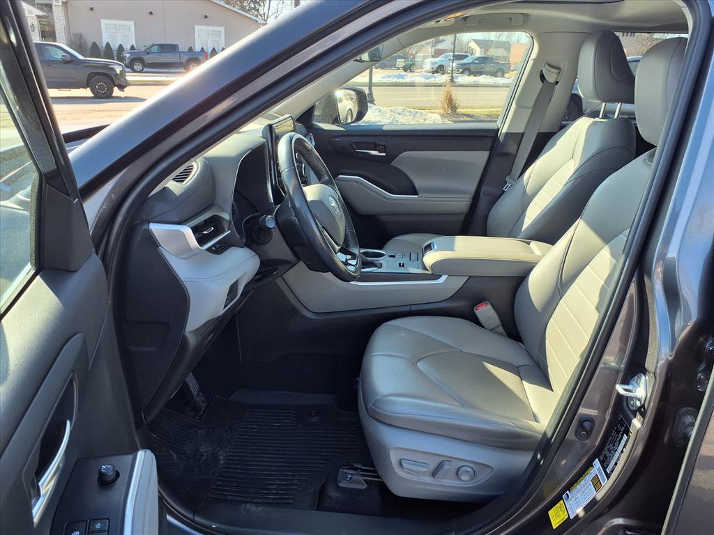 Certified 2021 Toyota Highlander XLE image 25