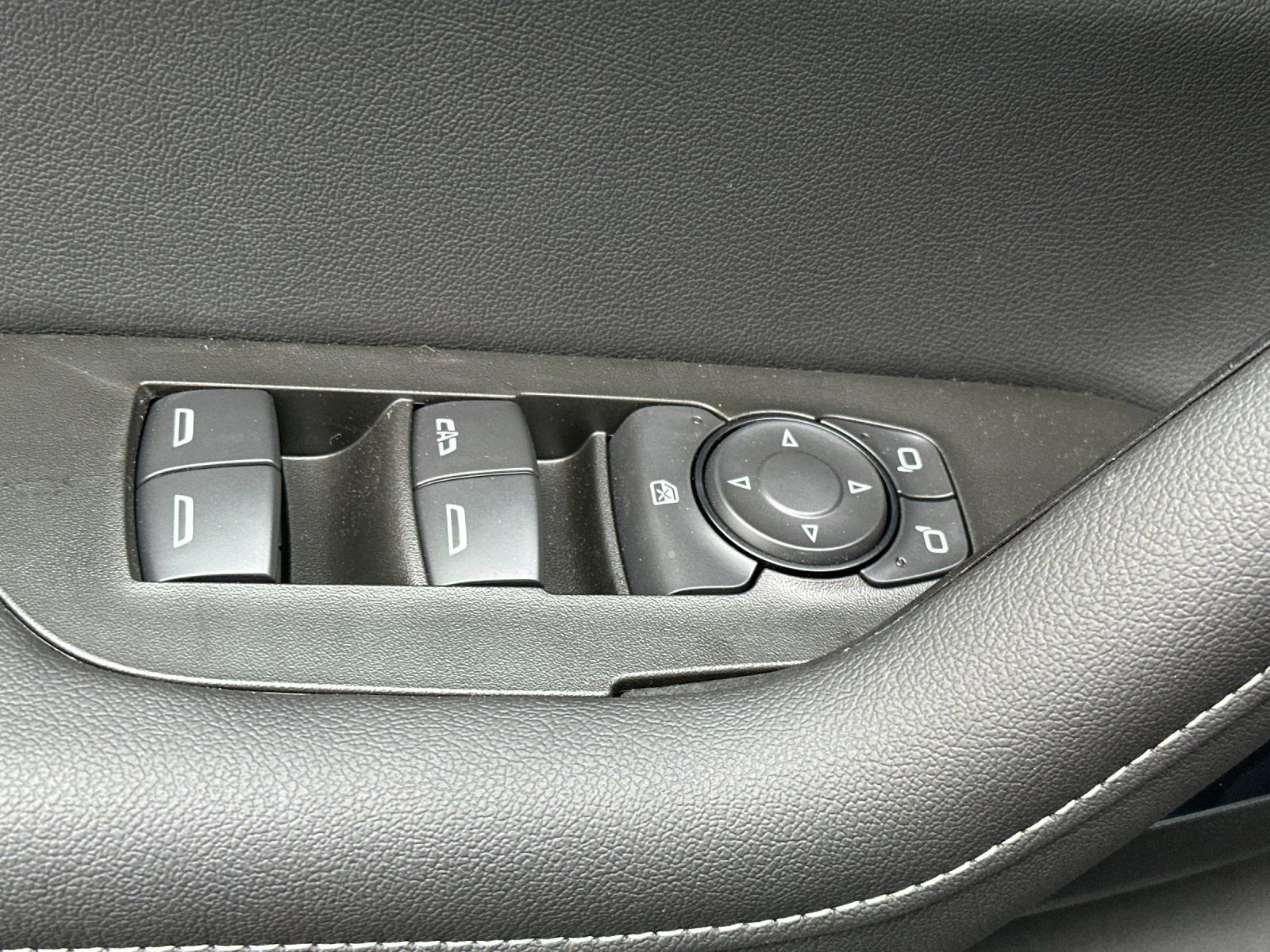 New 2025 Chevrolet Blazer LT w/ Midnight/Sport Edition image 12